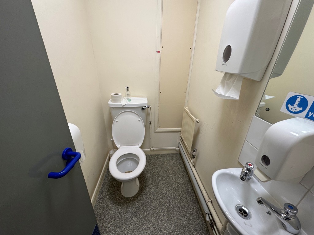 Lot: 92 - FOUR STOREY FREEHOLD BUILDING WITH POTENTIAL - First floor W.C. 1